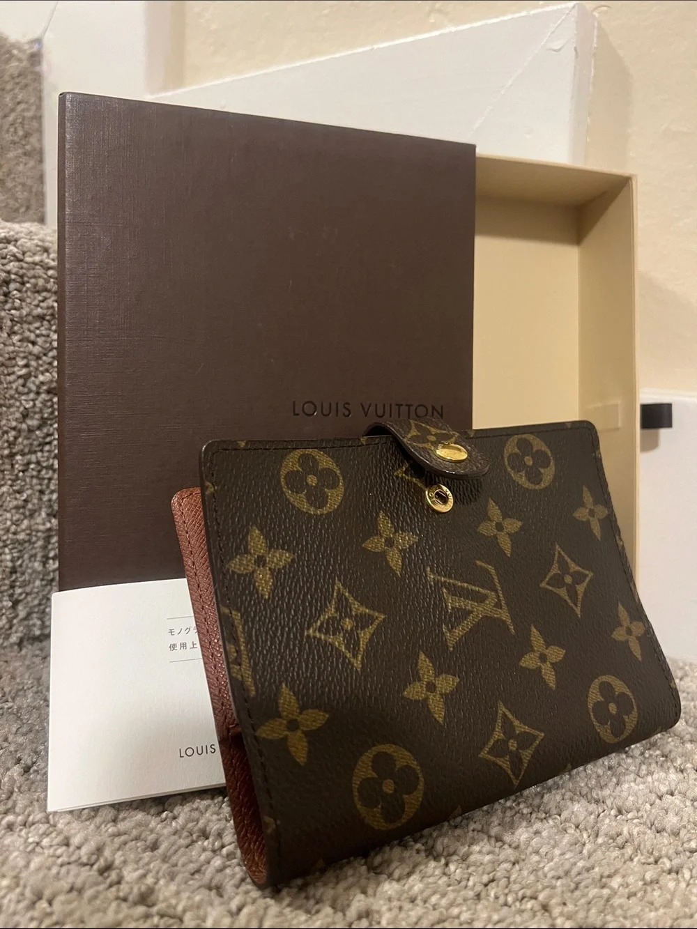 Louis Vuitton compact louis